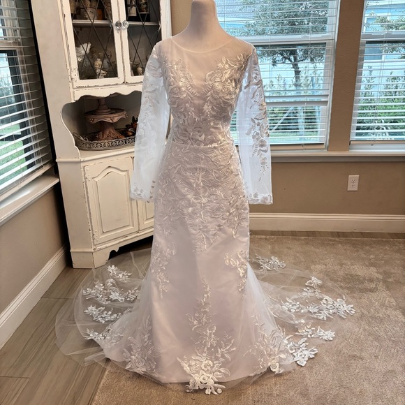 Dresses & Skirts - NEW Elegant White Wedding Dress with Appliques NWT Size L/14